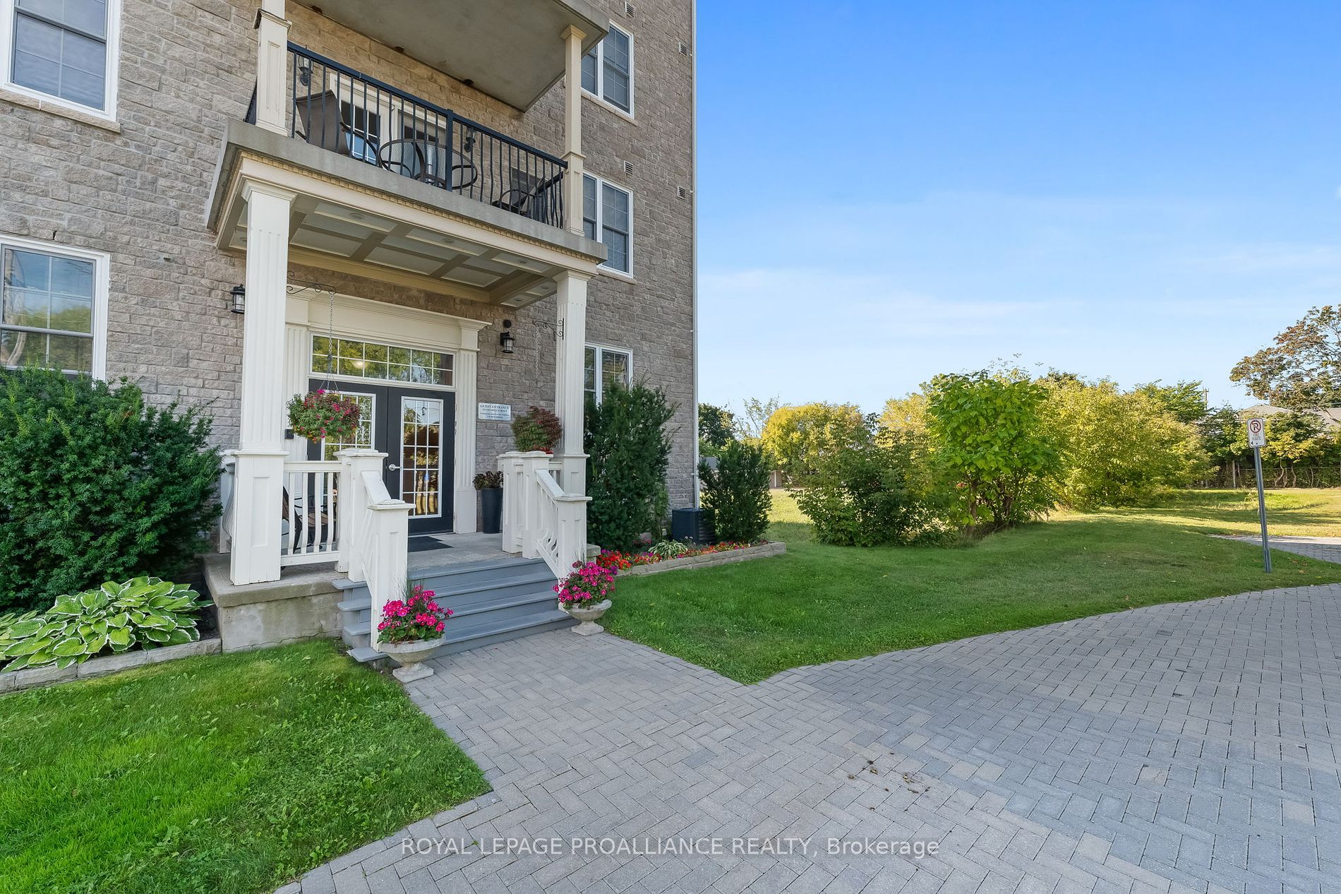 323 George St, #206