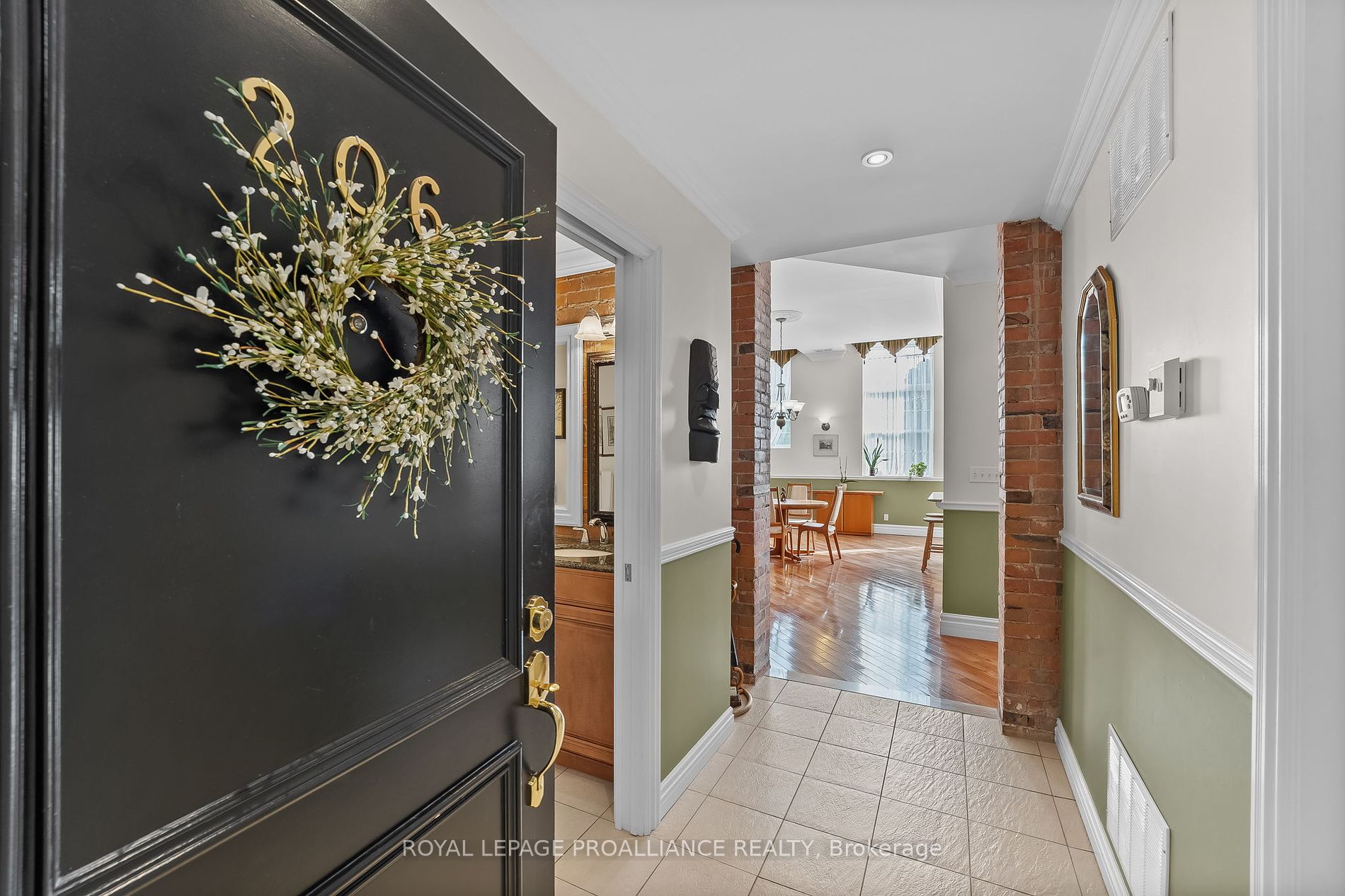 323 George St, #206
