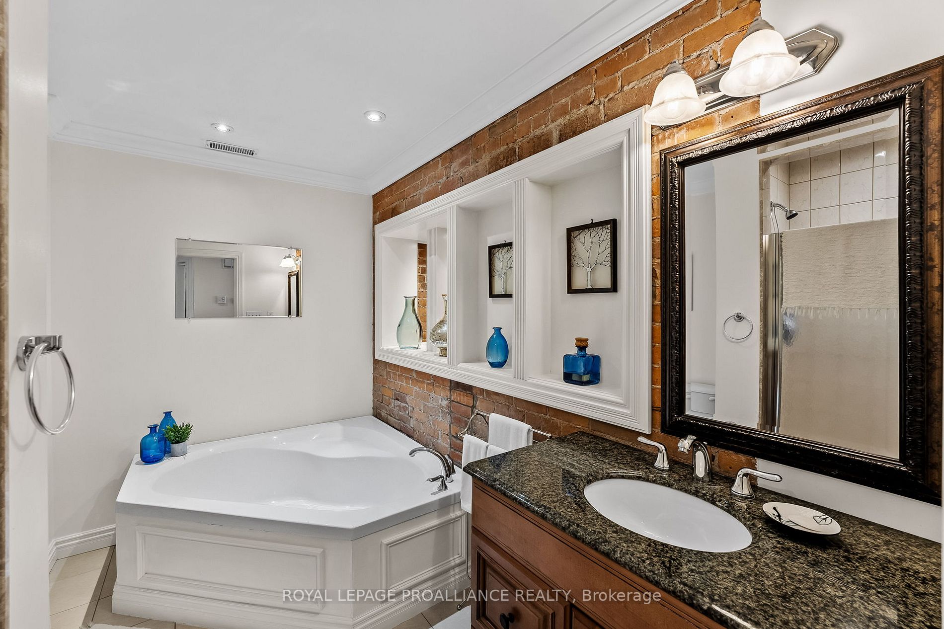 323 George St, #206