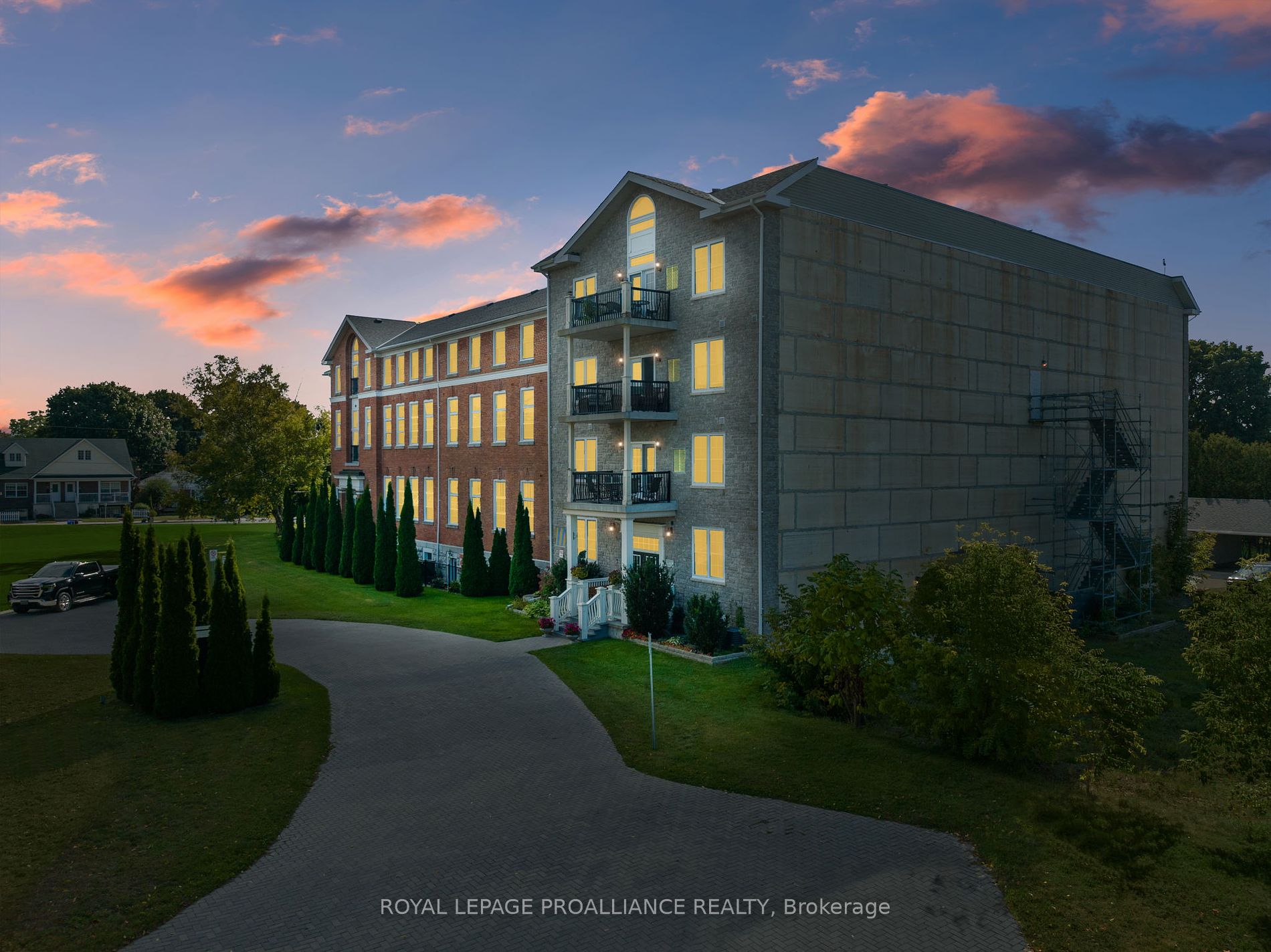 323 George St, #206
