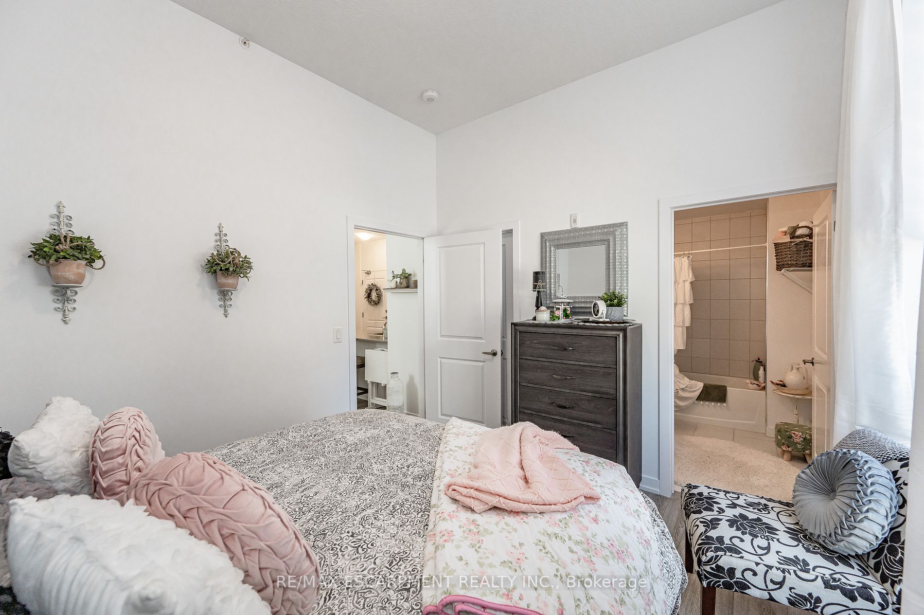 81 Robinson St, #103