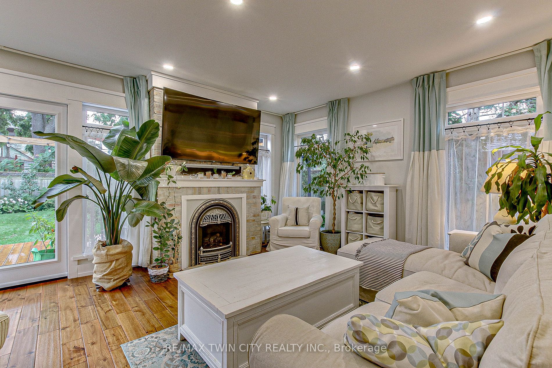 514 George St