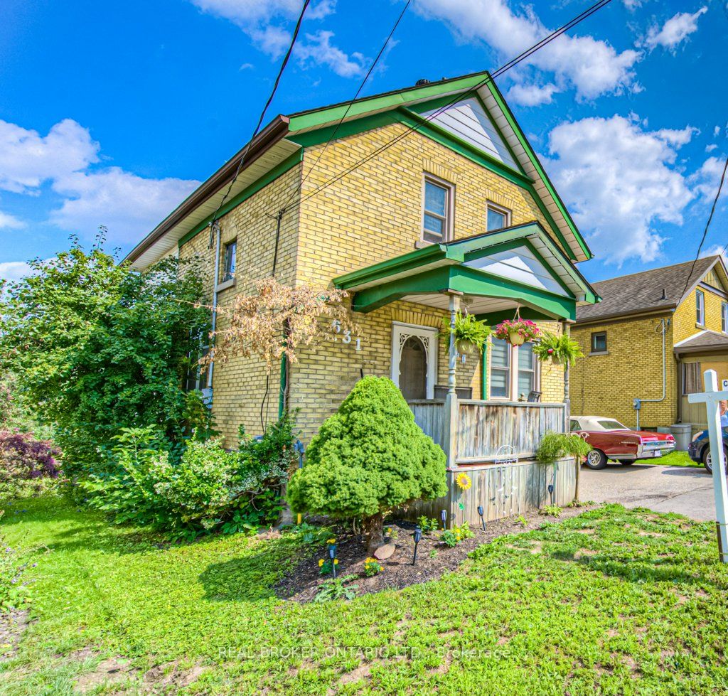 631 Stirling Ave S