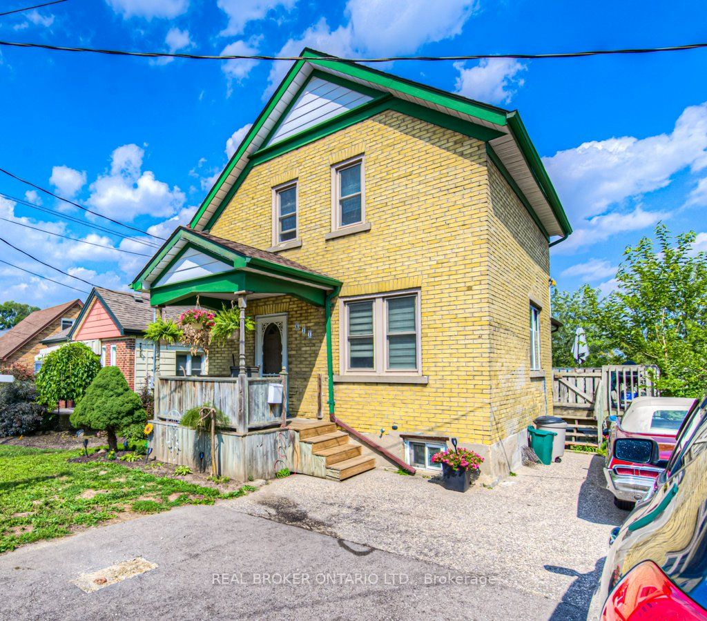 631 Stirling Ave S
