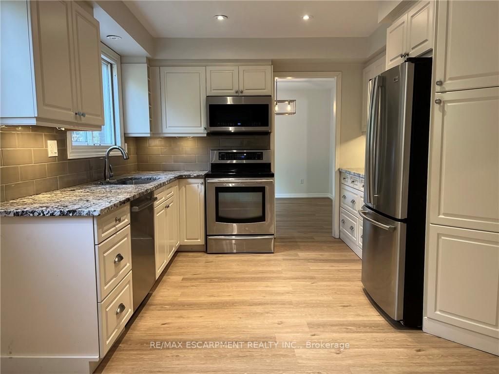 76 Bridlewood Dr