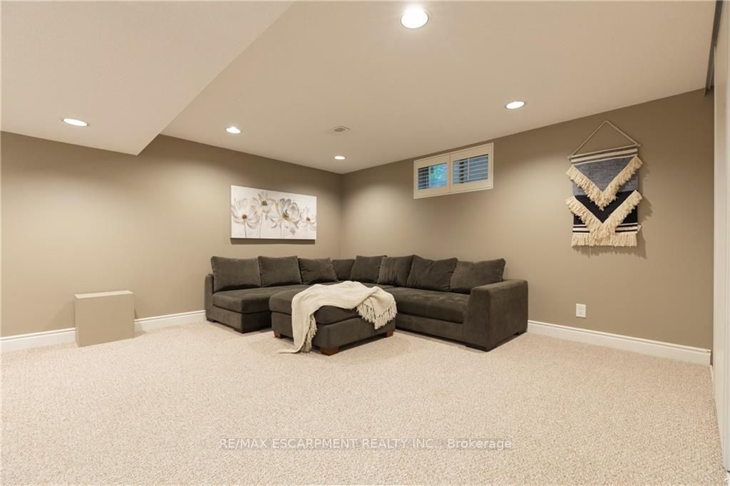 76 Bridlewood Dr