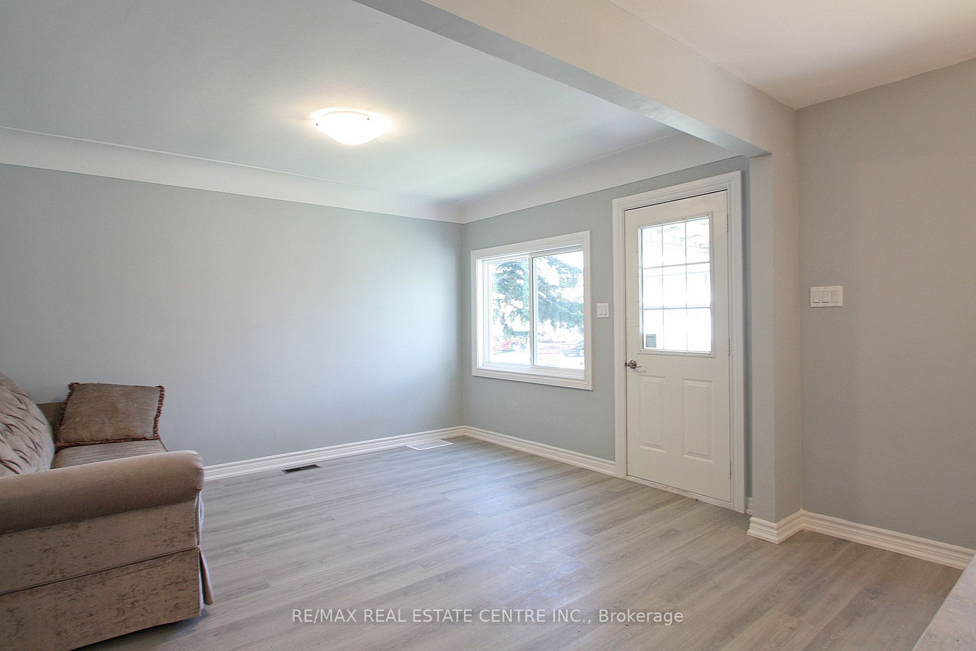 35 Delena Ave S