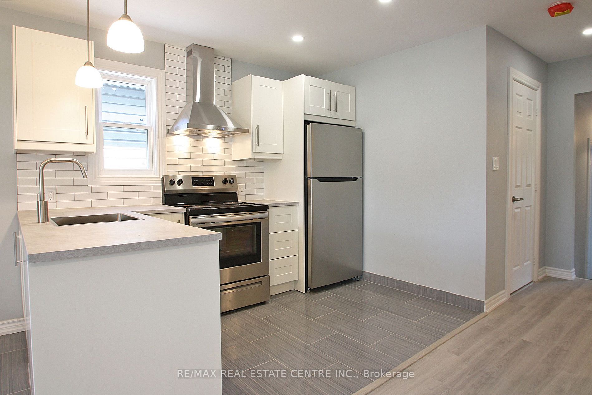 35 Delena Ave S