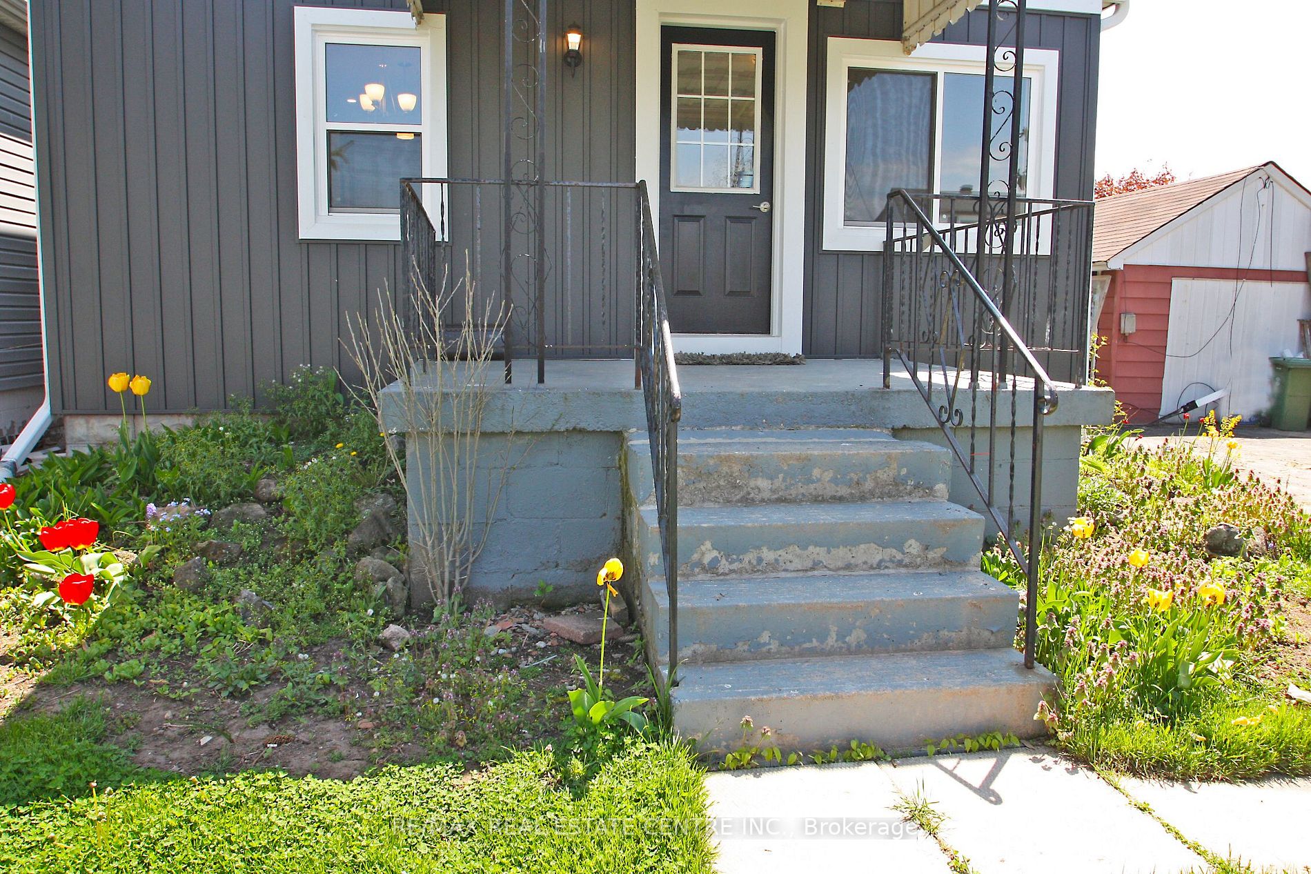 35 Delena Ave S