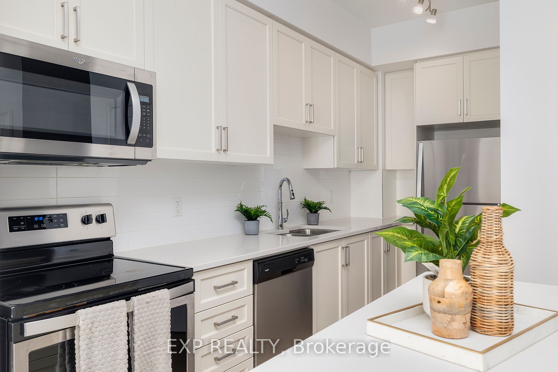 155 Caroline St S, #904