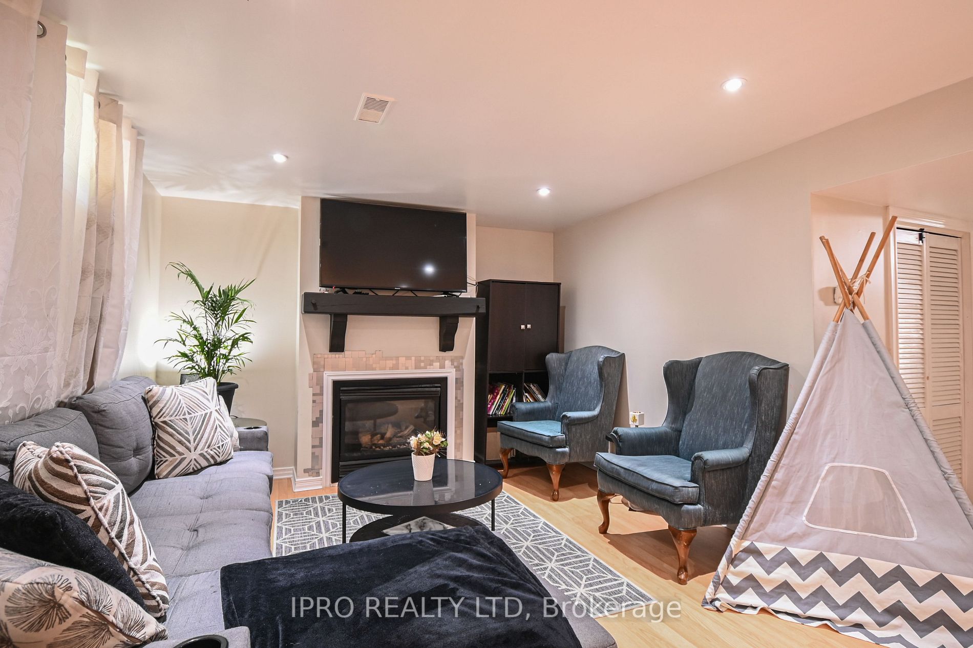 3106 Chipman Crescent
