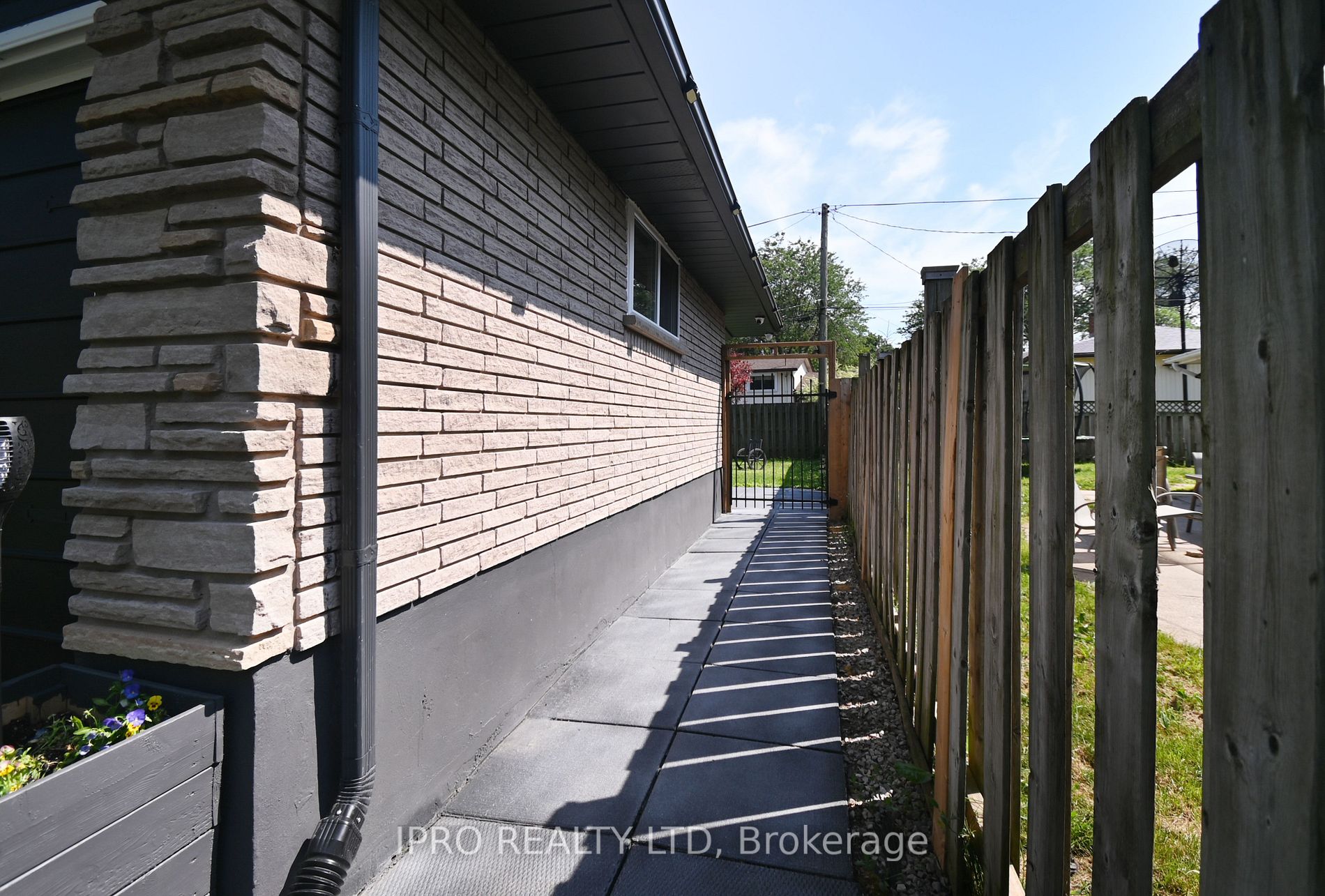 3106 Chipman Crescent