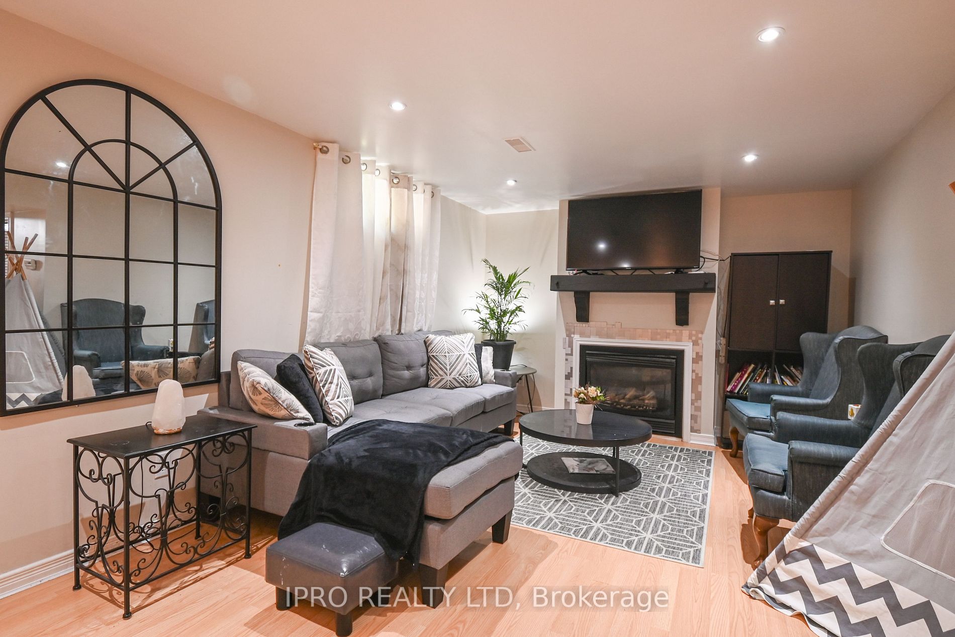 3106 Chipman Crescent