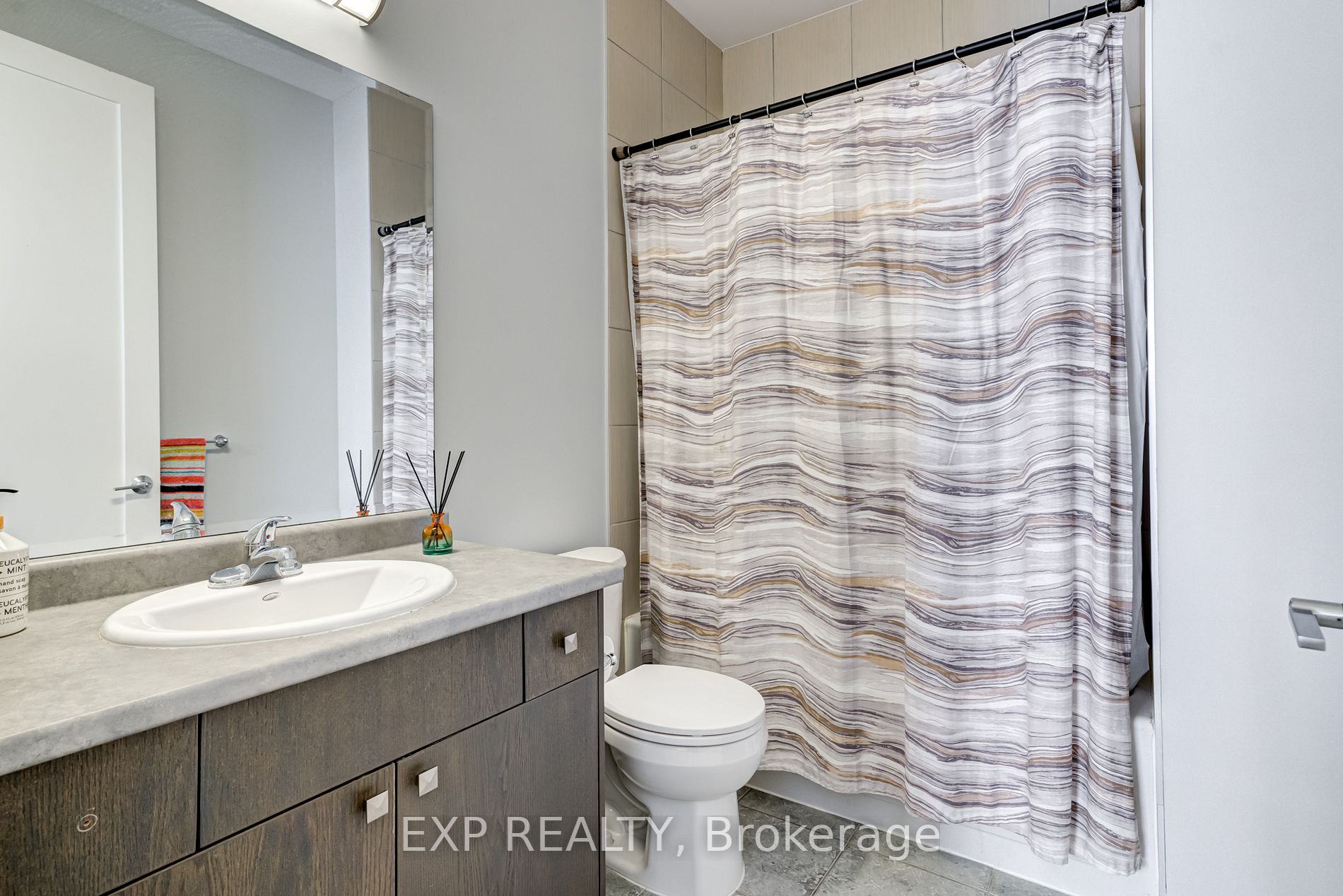 112 King St E, #608
