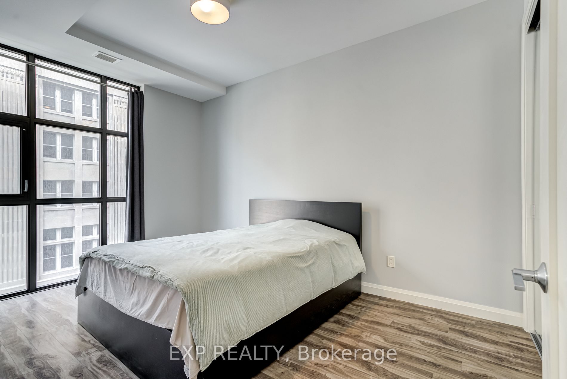 112 King St E, #608