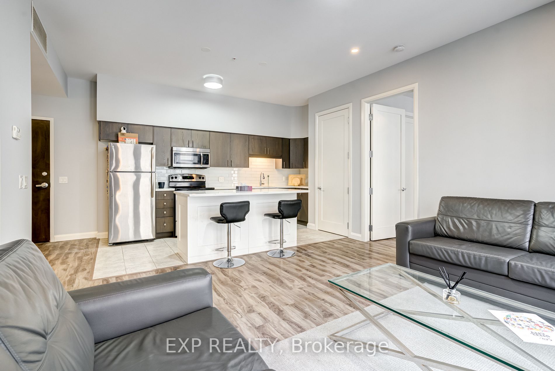 112 King St E, #608
