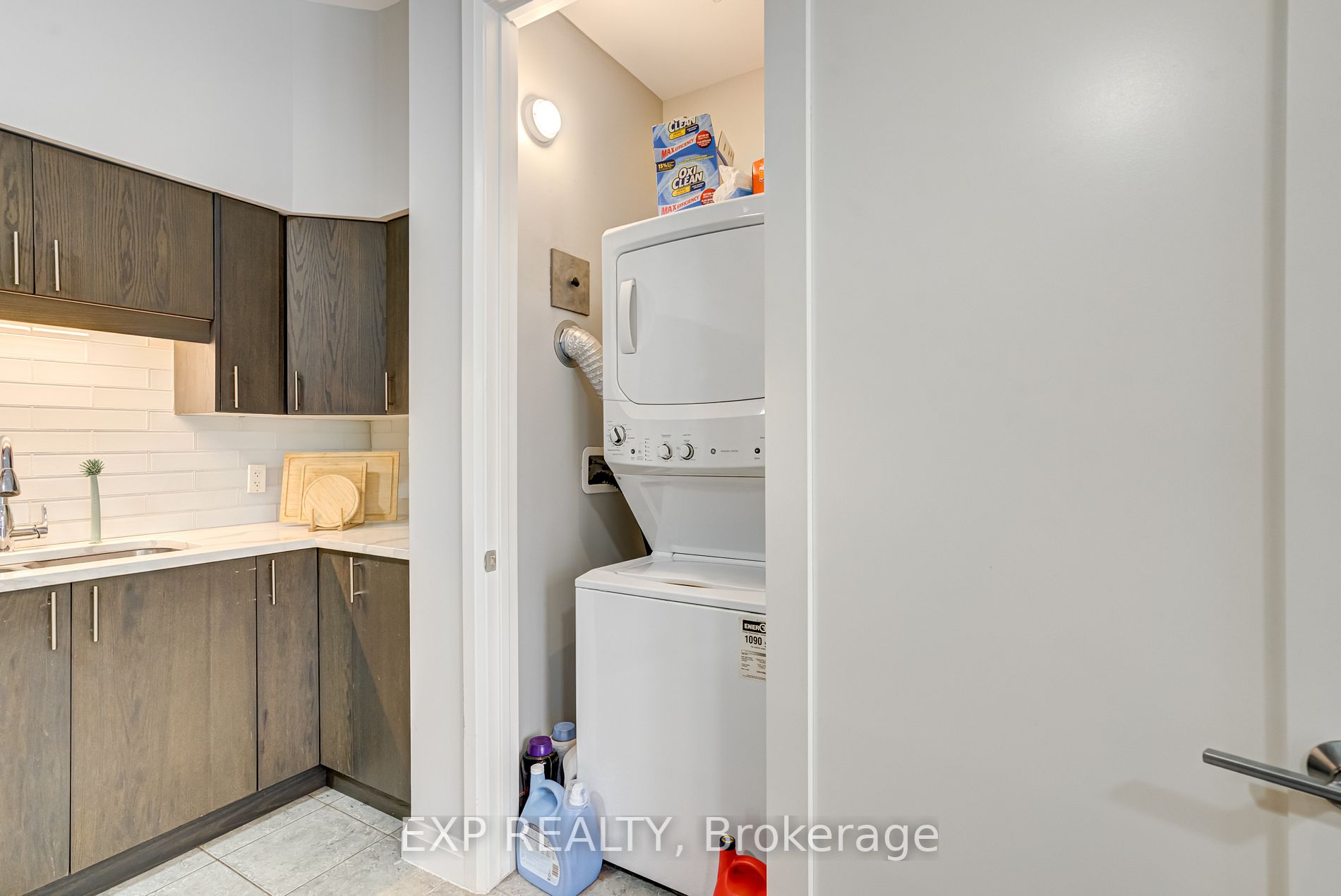 112 King St E, #608