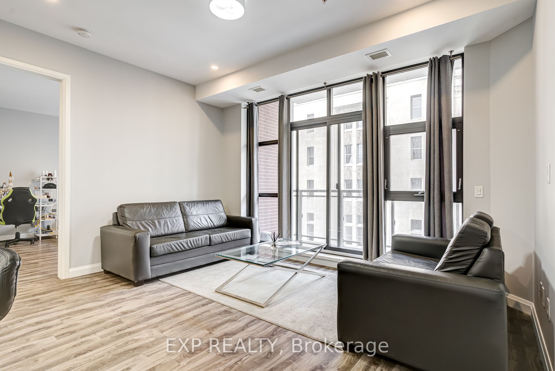 112 King St E, #608