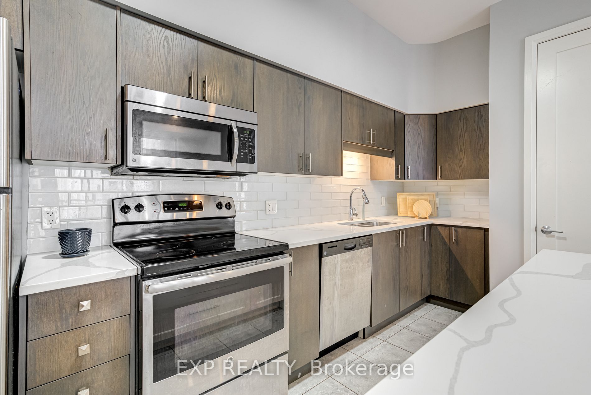 112 King St E, #608