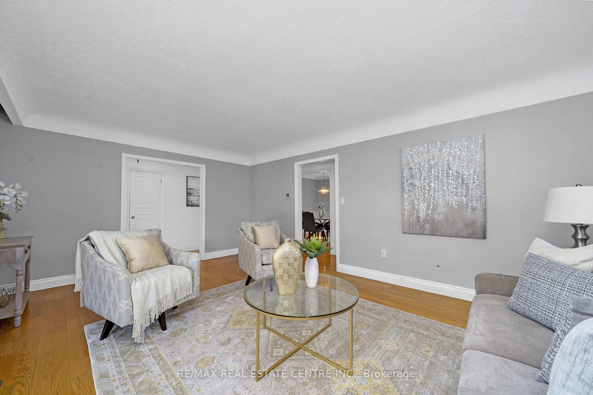 9 Dundas St E
