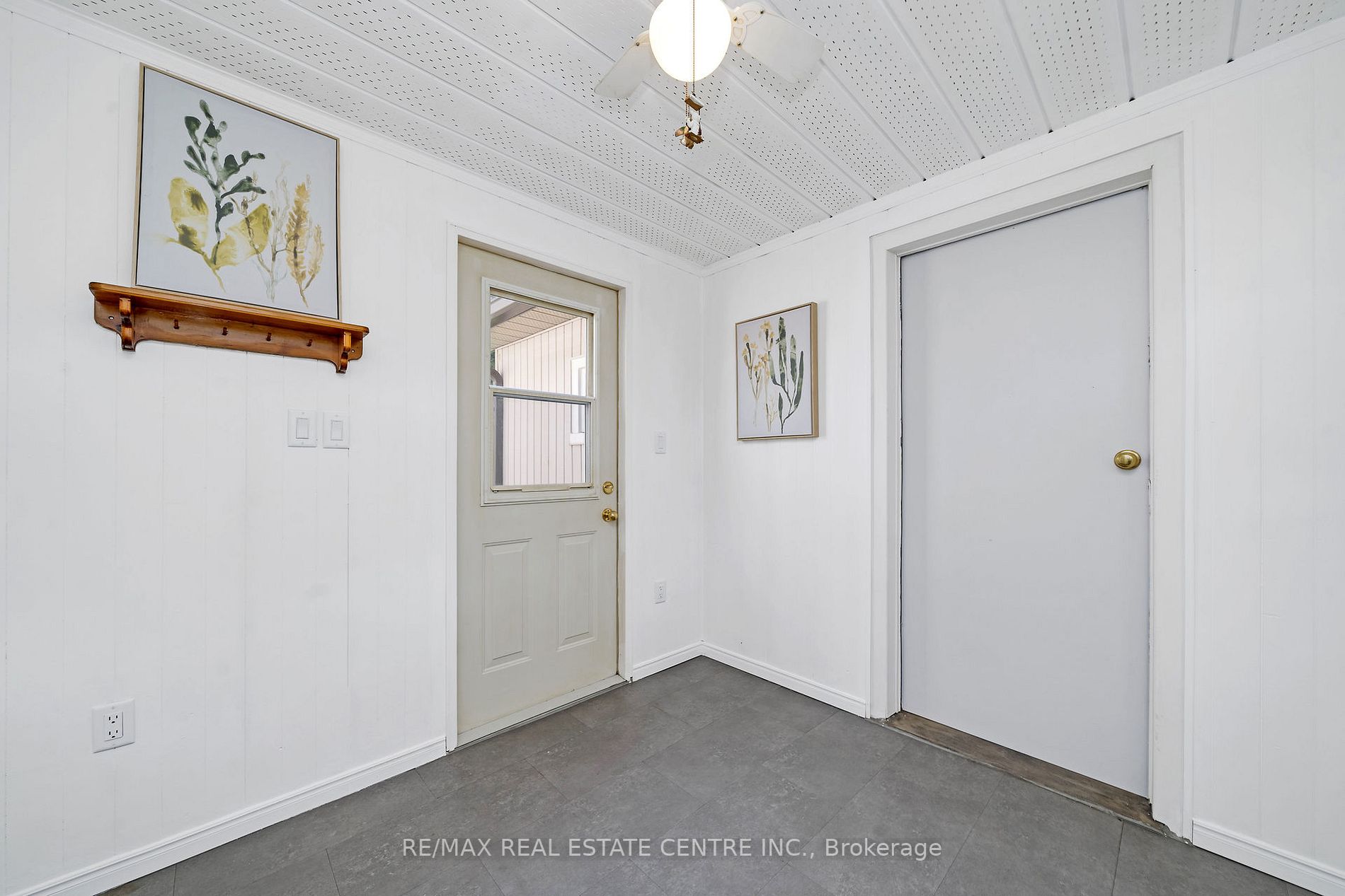 9 Dundas St E