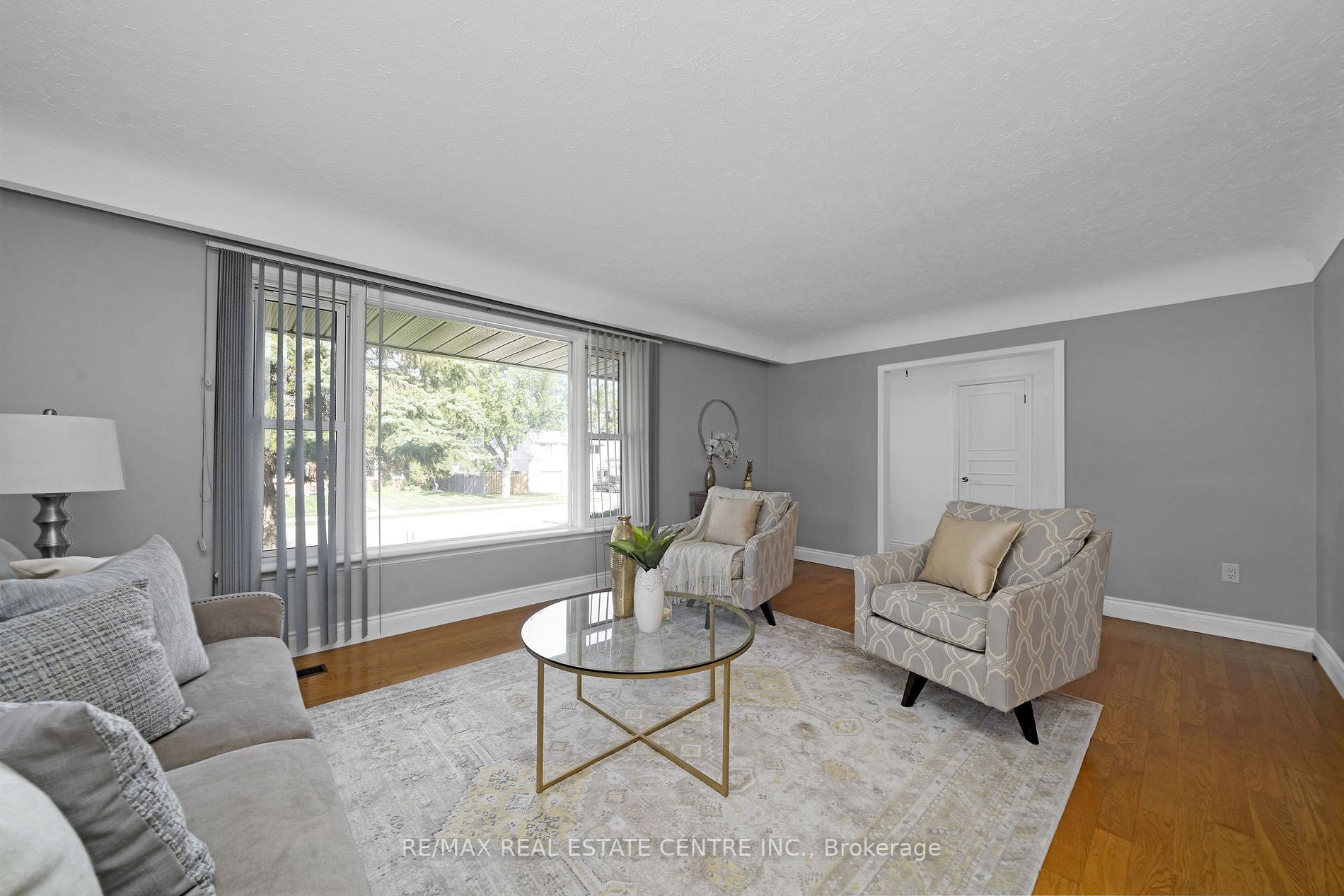 9 Dundas St E