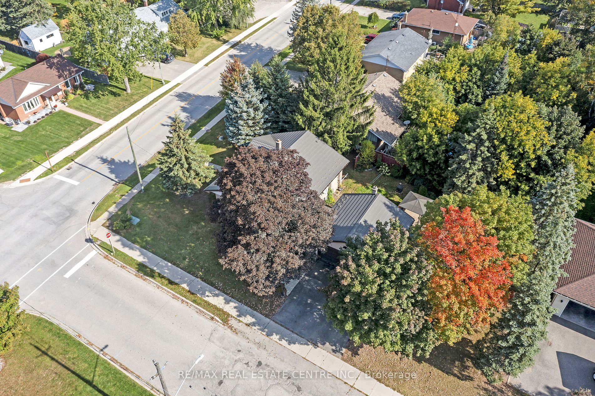 9 Dundas St E