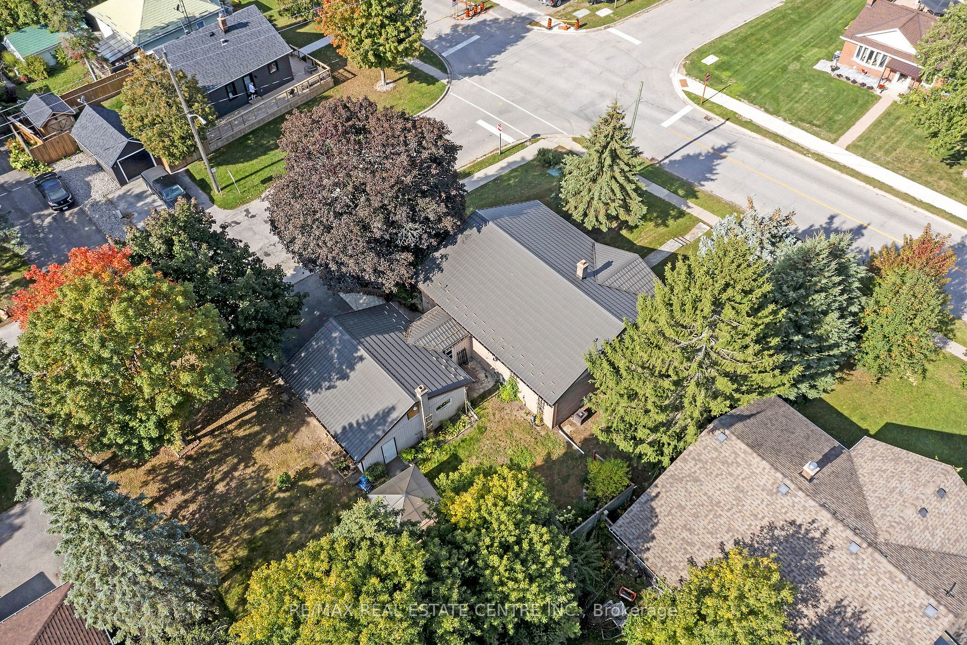 9 Dundas St E