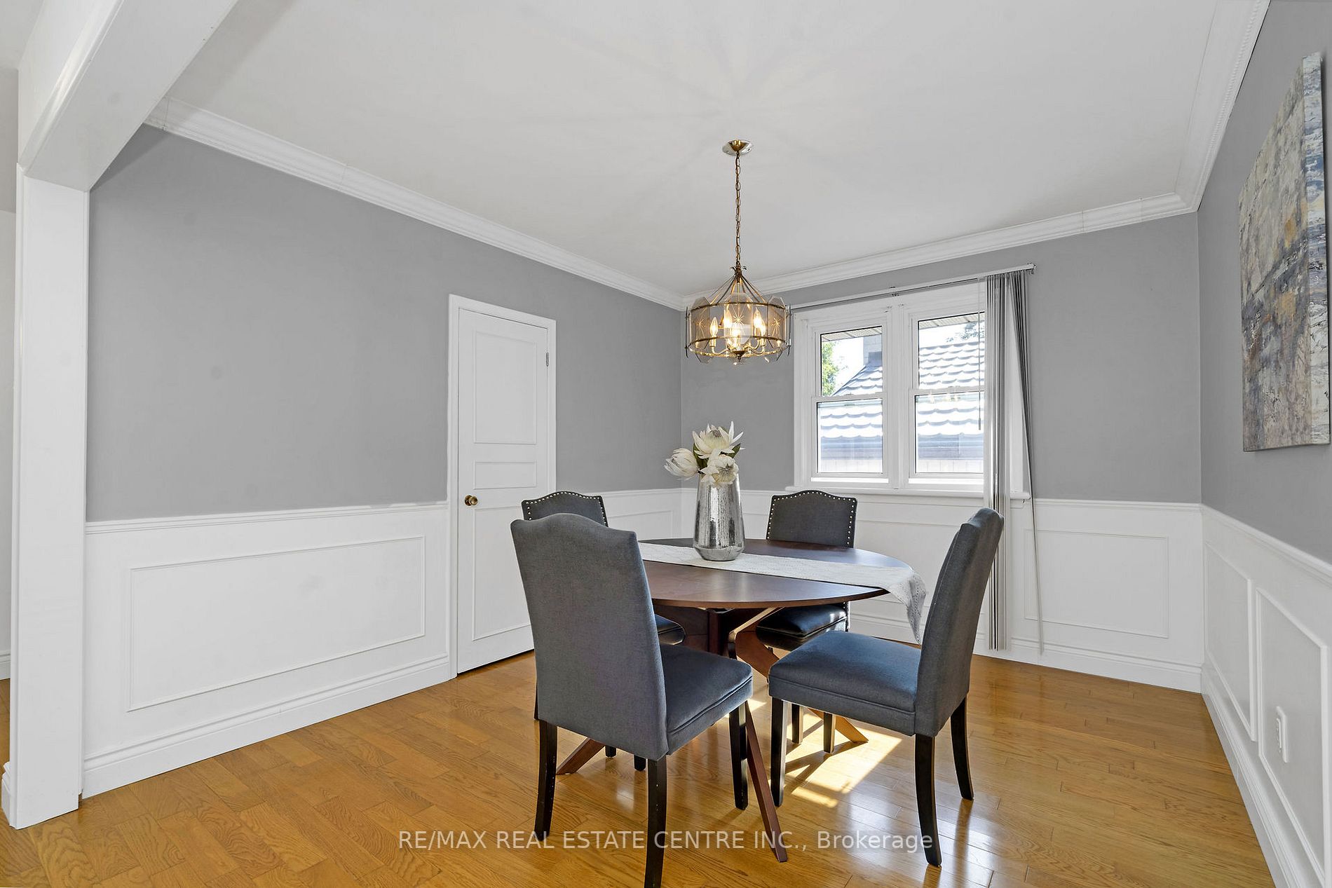 9 Dundas St E