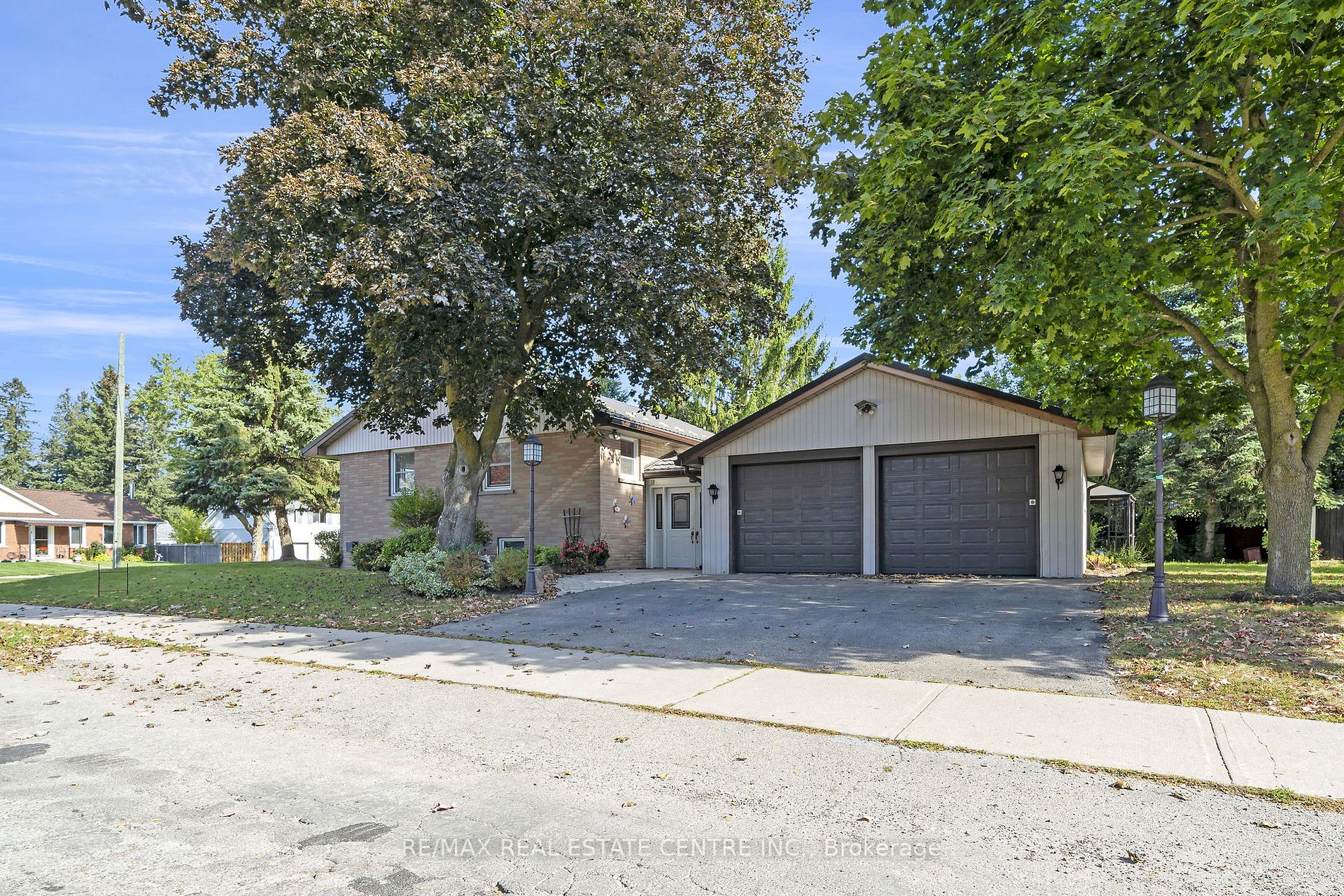 9 Dundas St E