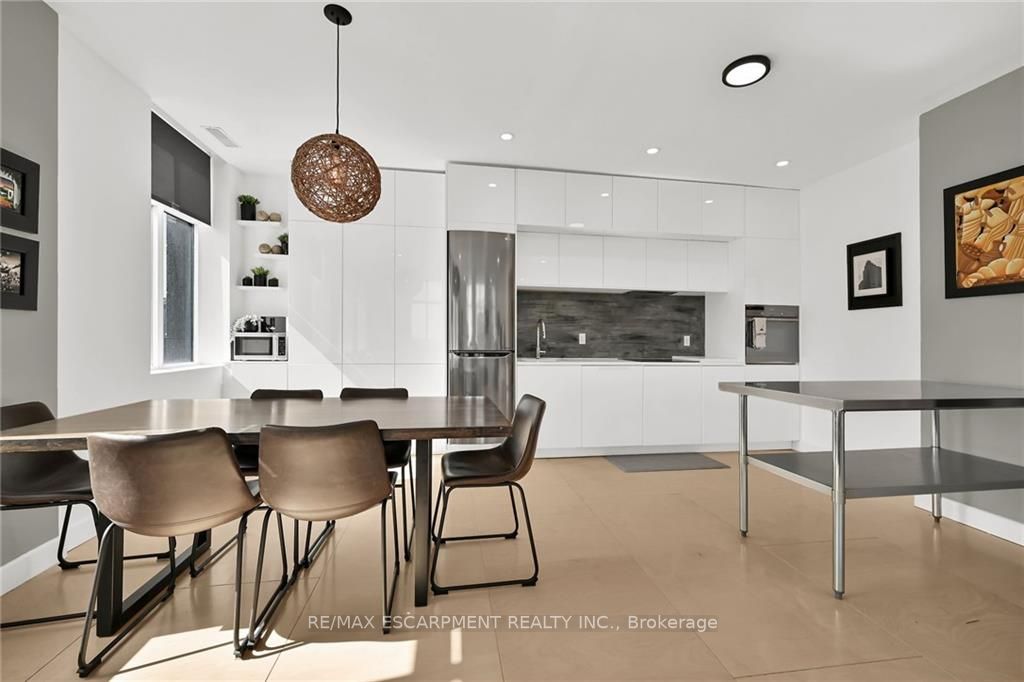 36 James St S, #702