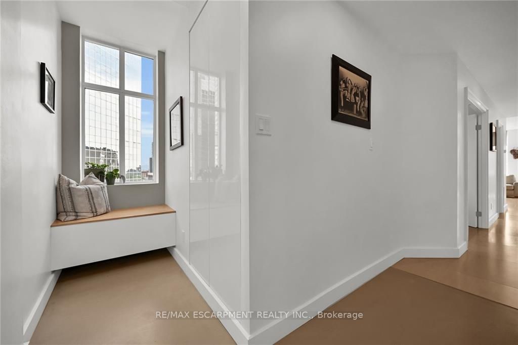 36 James St S, #702