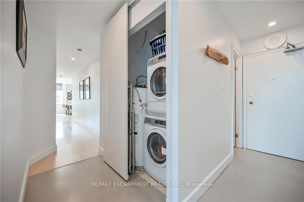 36 James St S, #702