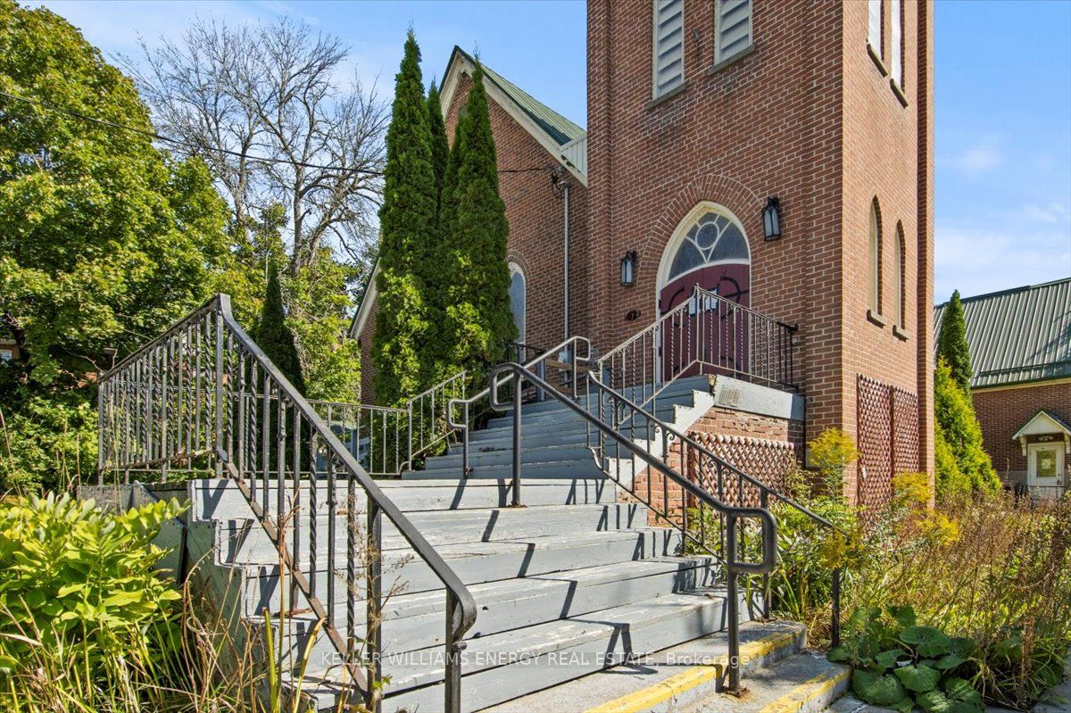 62 King St E