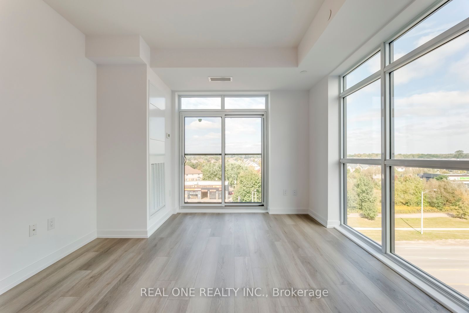 460 Dundas St E, #605
