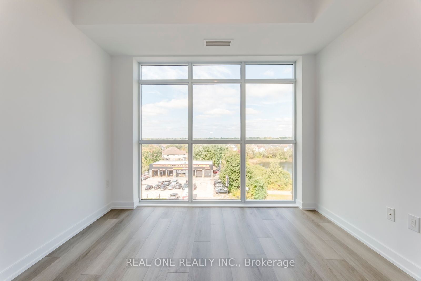 460 Dundas St E, #605