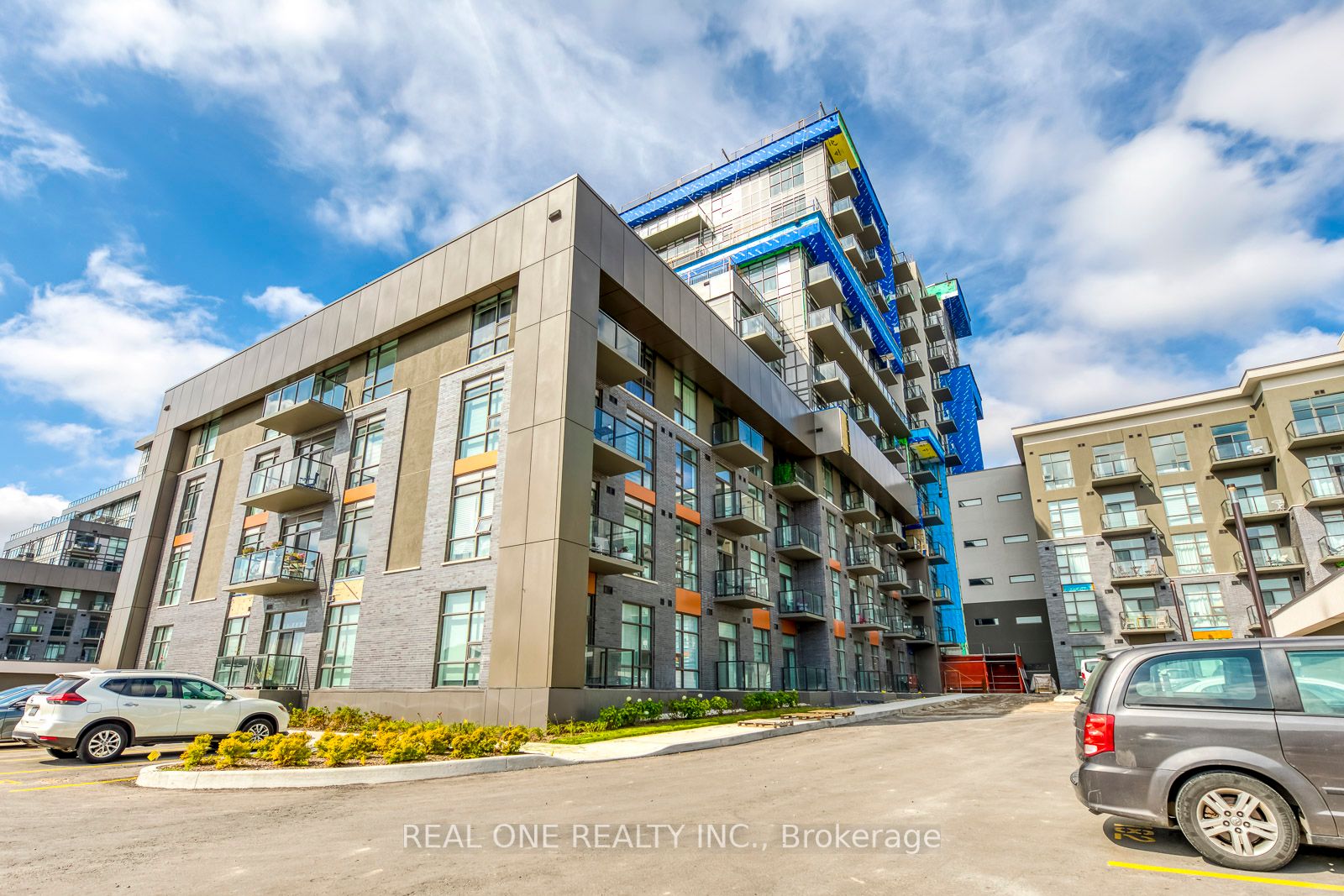 460 Dundas St E, #605