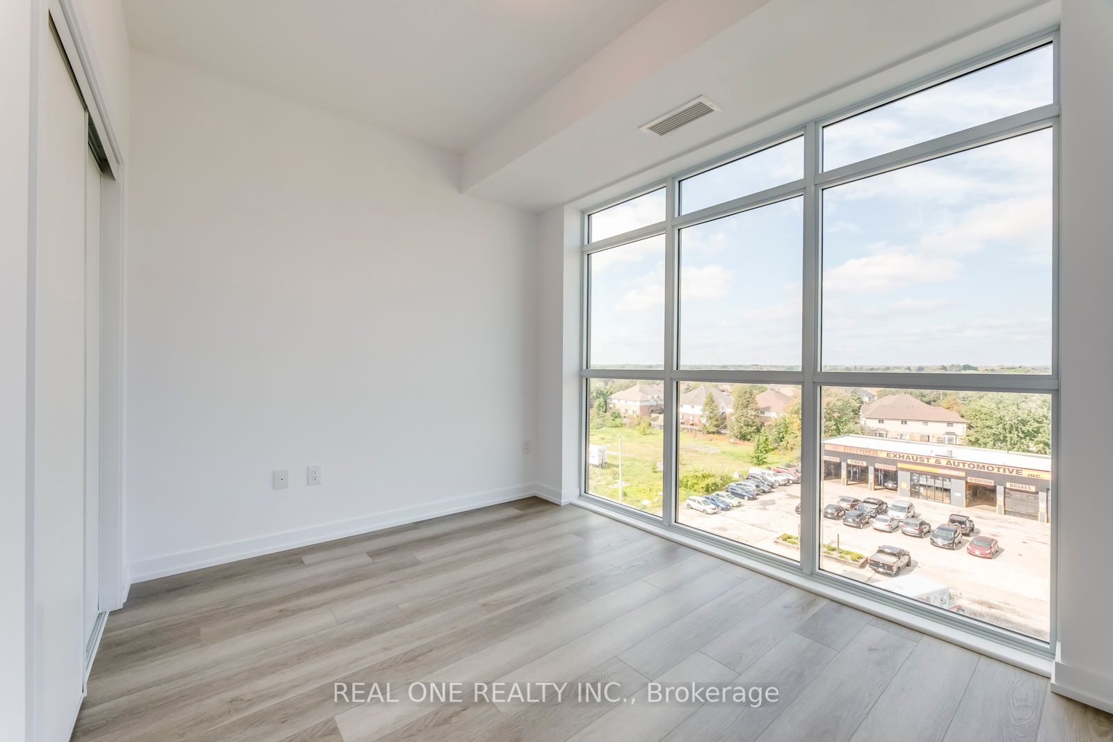 460 Dundas St E, #605