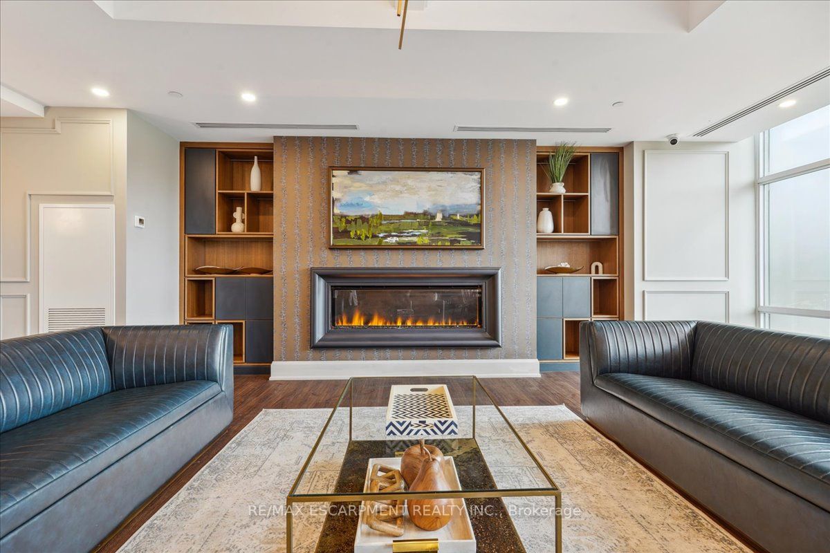 460 Dundas St E, #712