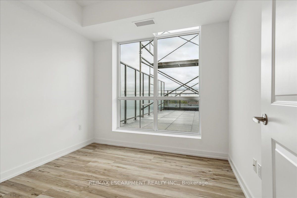 460 Dundas St E, #712