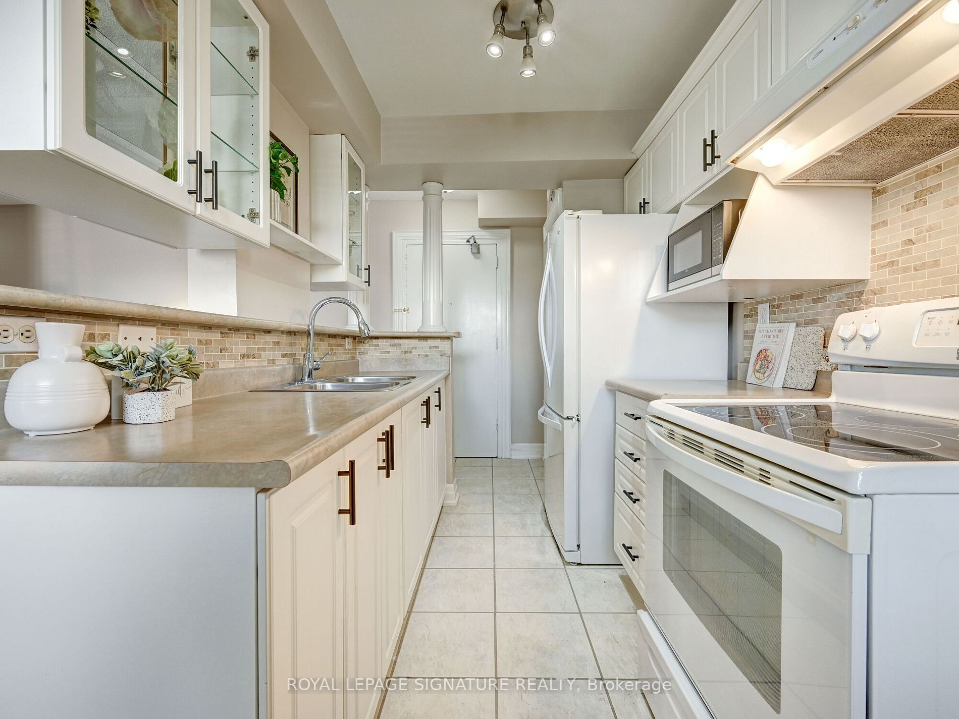 851 Queenston Rd, #406