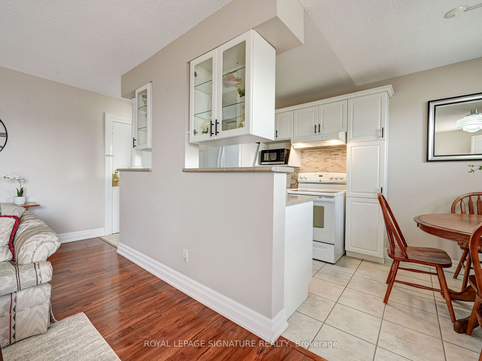851 Queenston Rd, #406