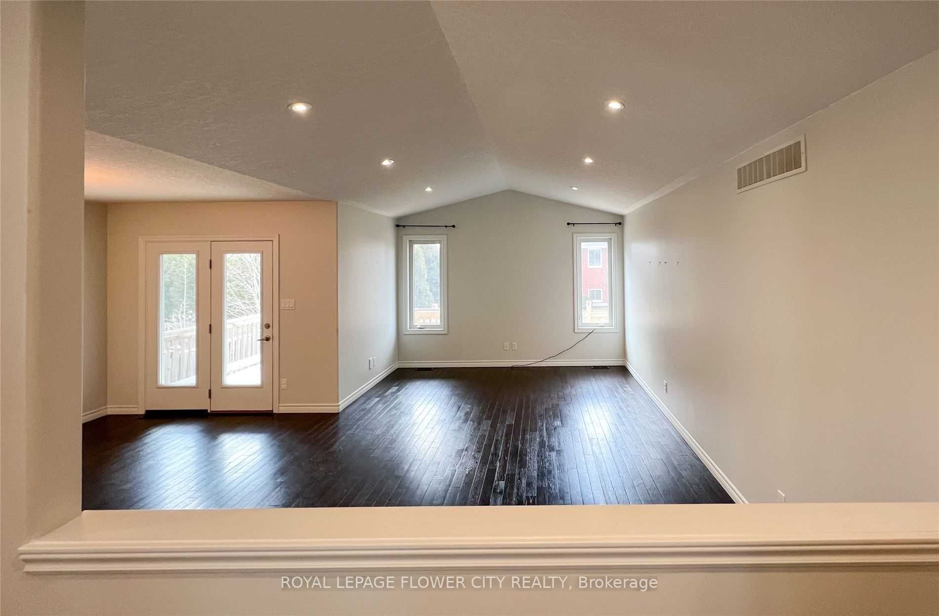31 Fox Den Dr