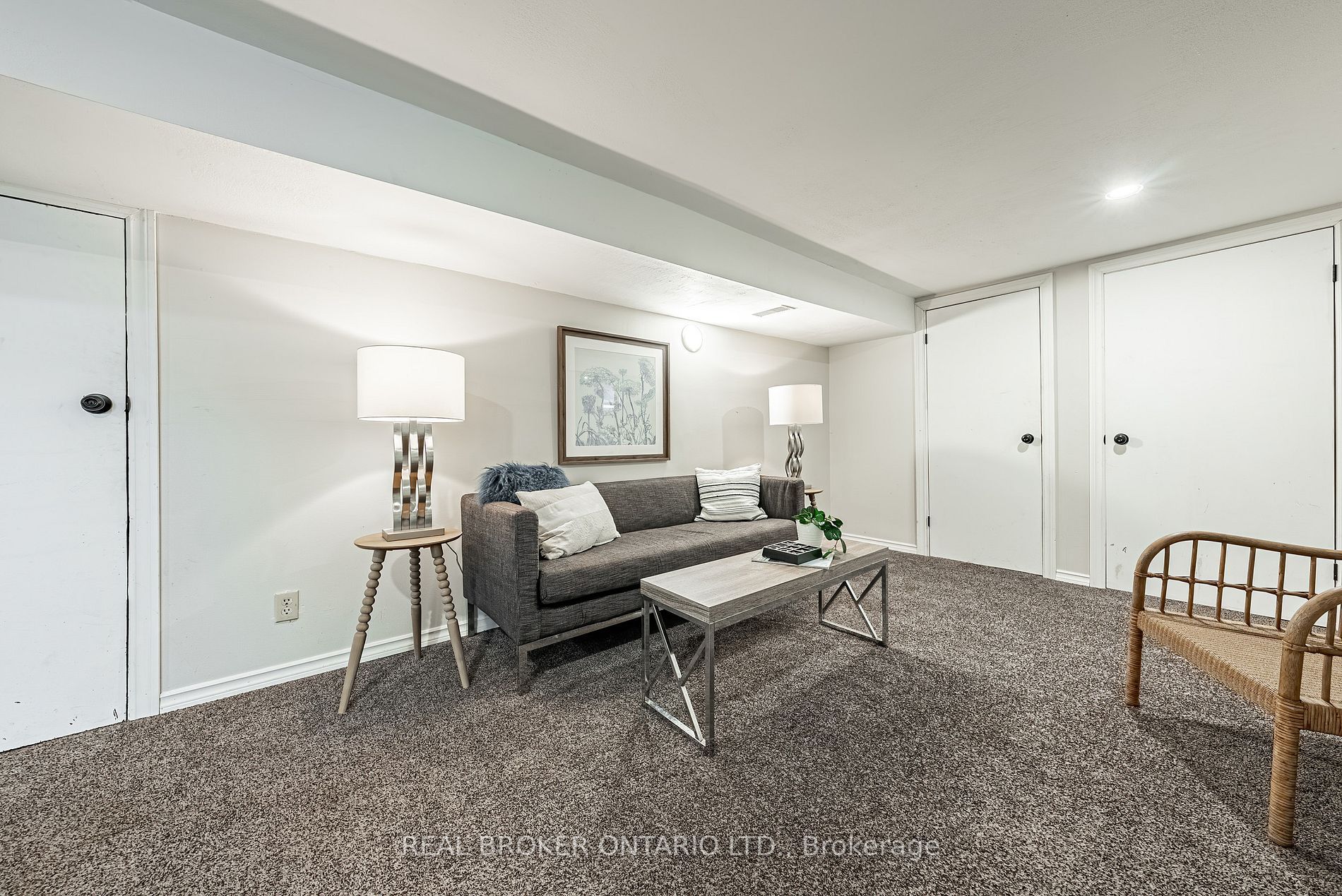 317 King St E