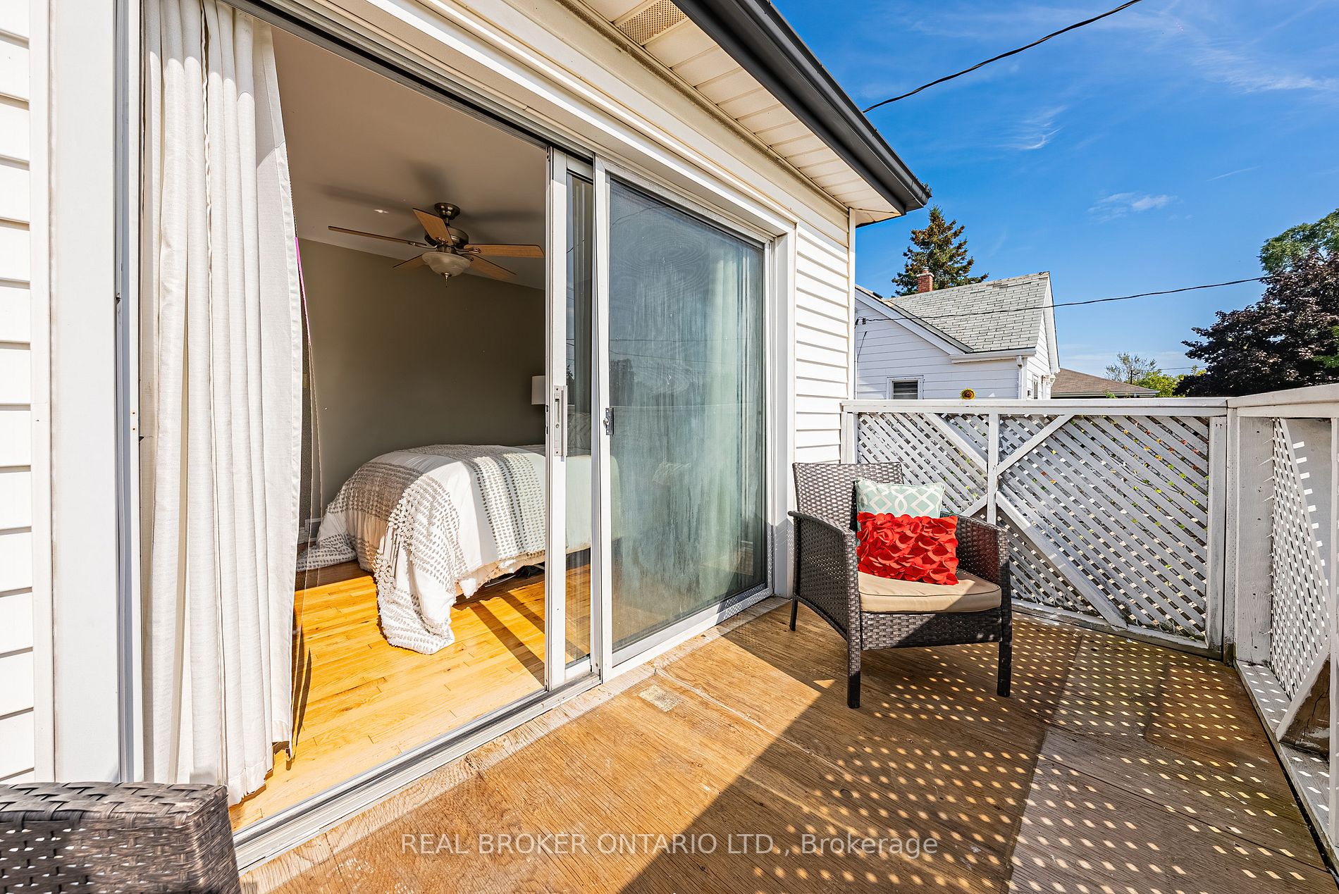 317 King St E