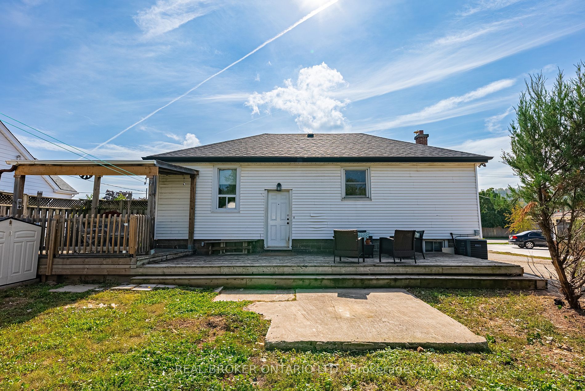317 King St E