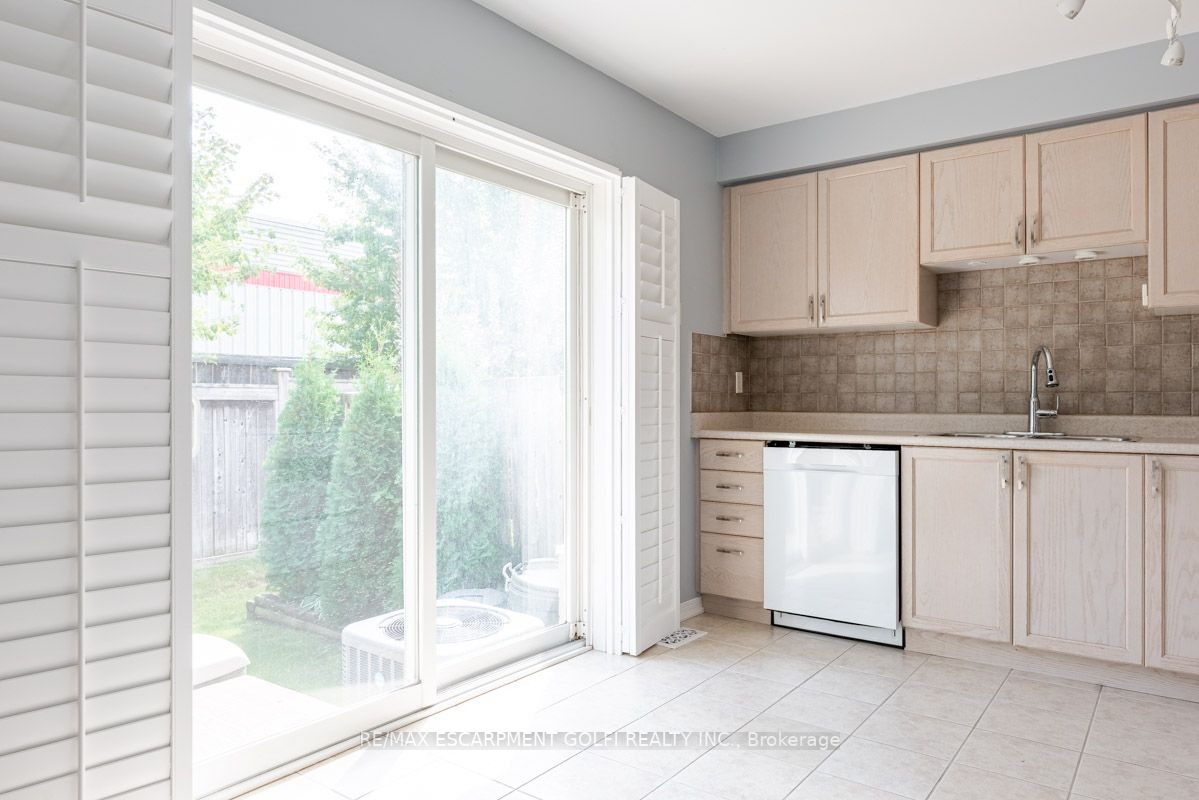 24 Kenyon Cres, #10