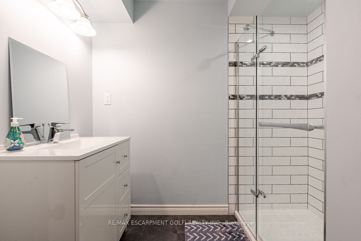 24 Kenyon Cres, #10