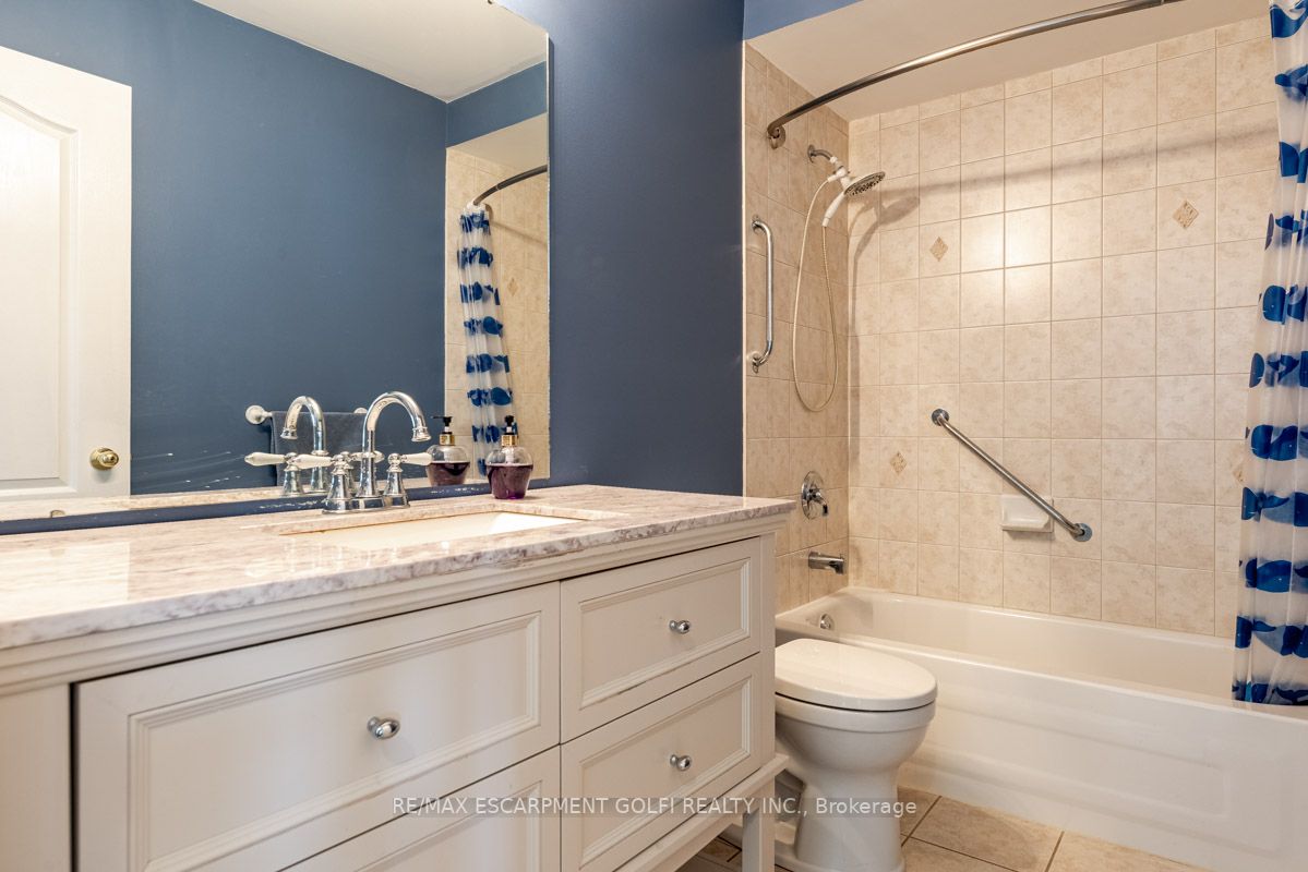24 Kenyon Cres, #10