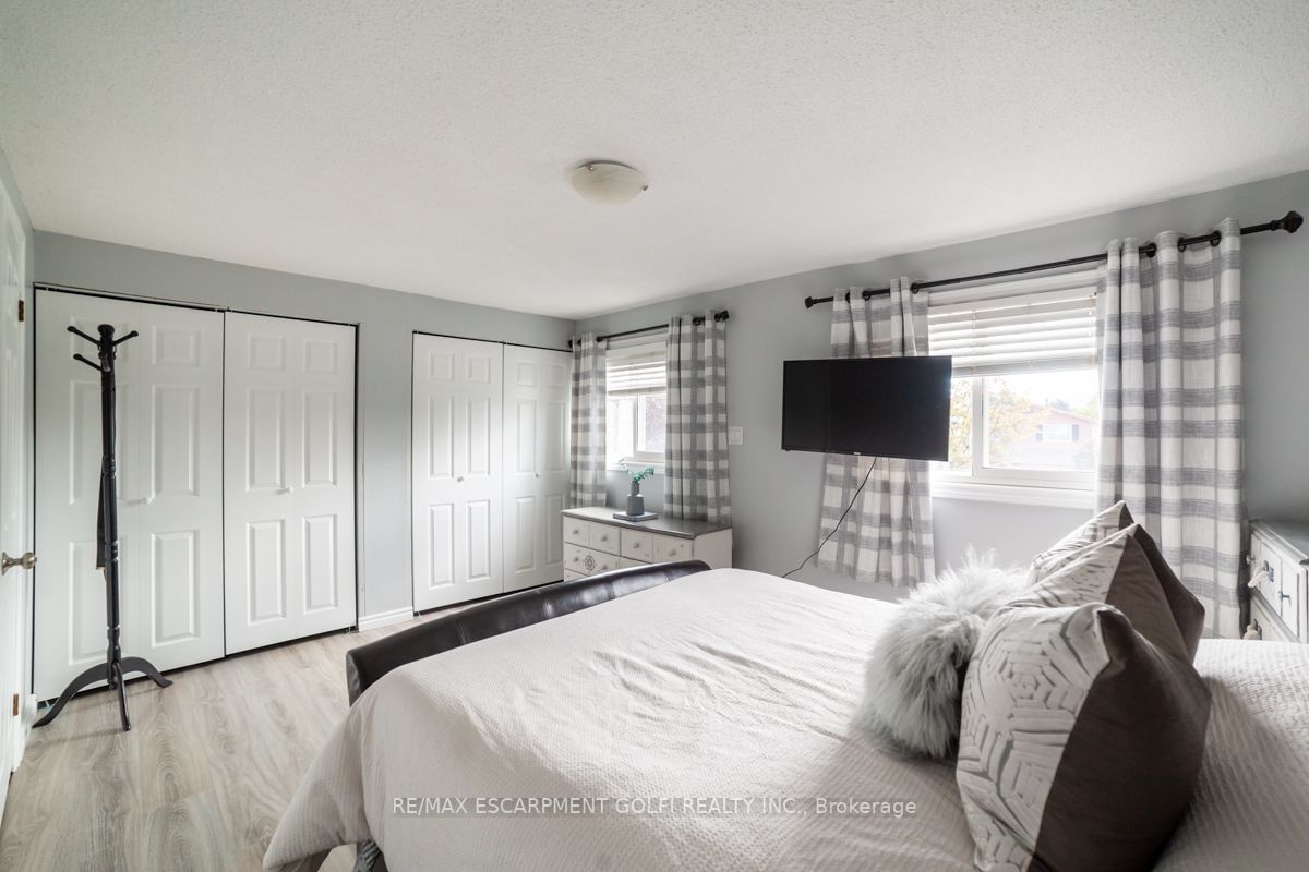 283 Macintosh Dr